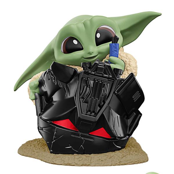 Star Wars Bounty Collection Figur: The Child Baby Yoda Grogu Helmet Hijinks